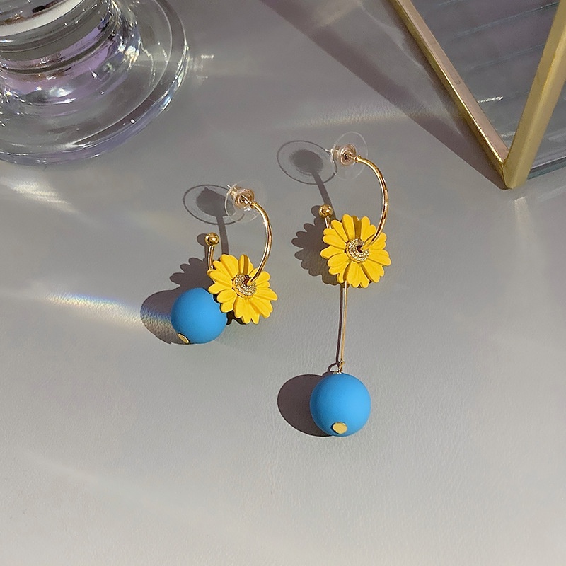 Khuyên Tai Bạc 925 Hình Hoa Cúc Vàng Thiết Kế Không Đối Xứng Hàn Quốc Hàng Mới