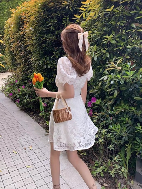 ĐẦM TRẮNG HOẠ TIẾT NỔI TAY PHỒNG NHẸ