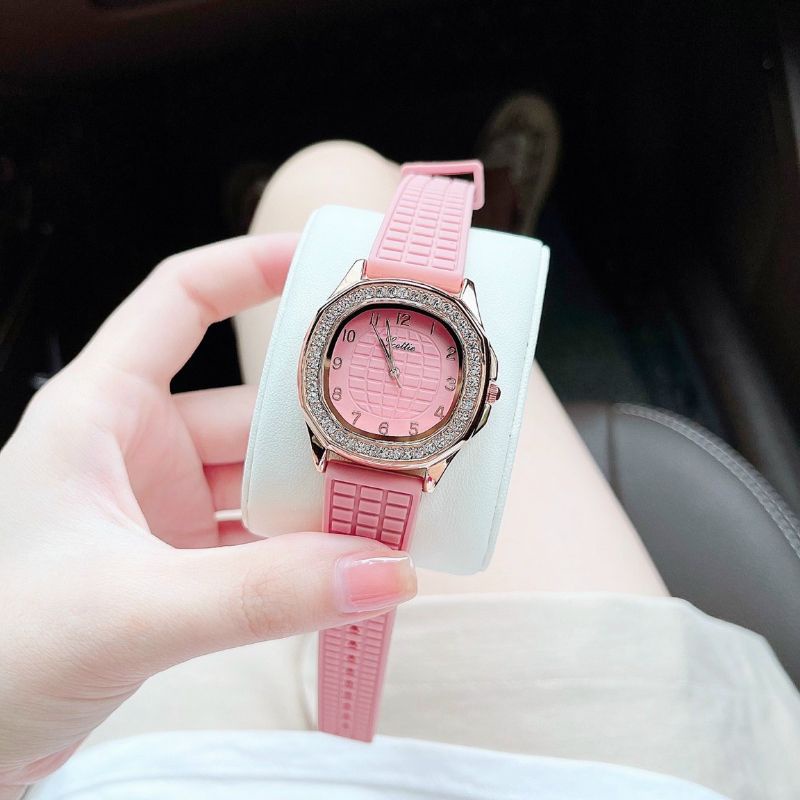 Mẫu tiểu thư mặt oval