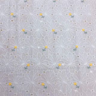 Vải thô boi thêu hoa trắng