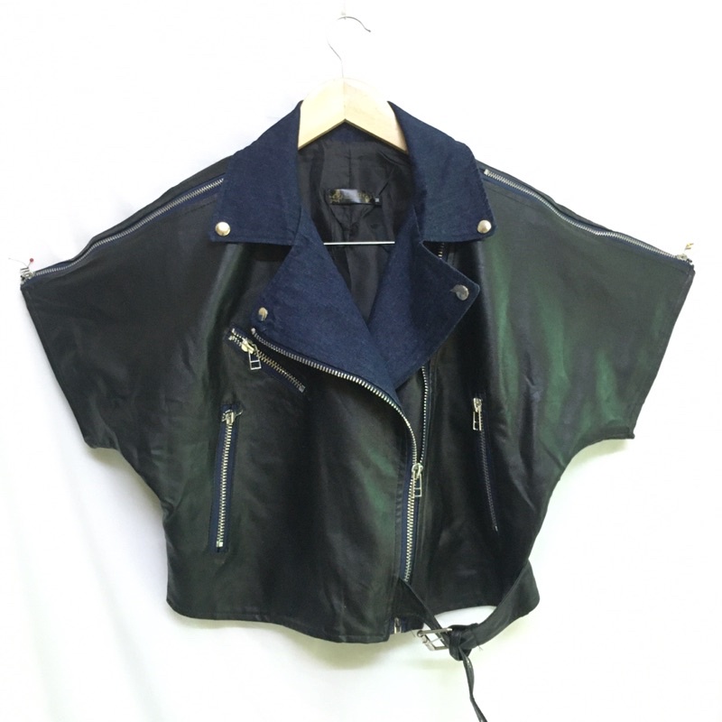 Áo jacket giả da màu đen dáng ngắn cổ hai ve to bản tay ngắn rộng có đai lưng nhỏ dưới hông trái