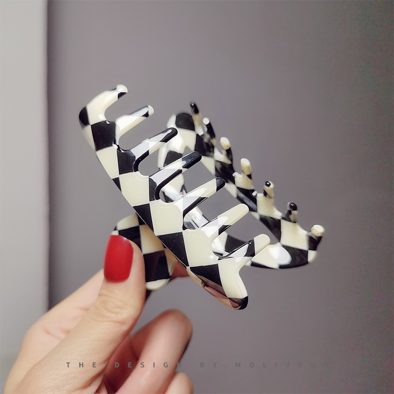 Kẹp tóc bằng nhựa họa tiết bàn cờ đơn giản cho nữ