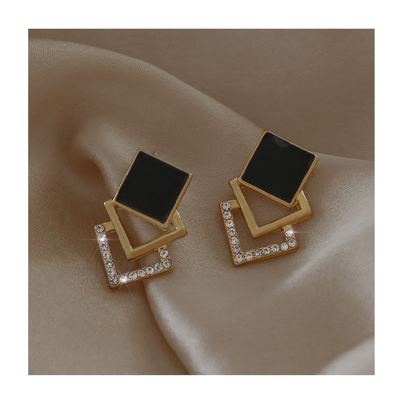 Bông tai nhỏ nhắn đơn giản với màu đen phong cách thanh lịch