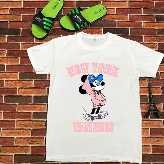 áo thun màu trắng in hỉnh chuột Mickey