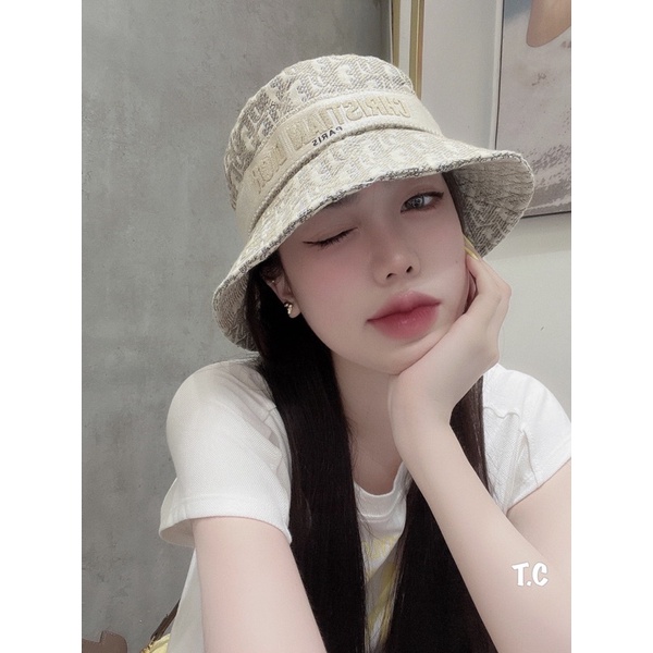 Cặp mũ bucker và lưỡi trai dior đai thêu