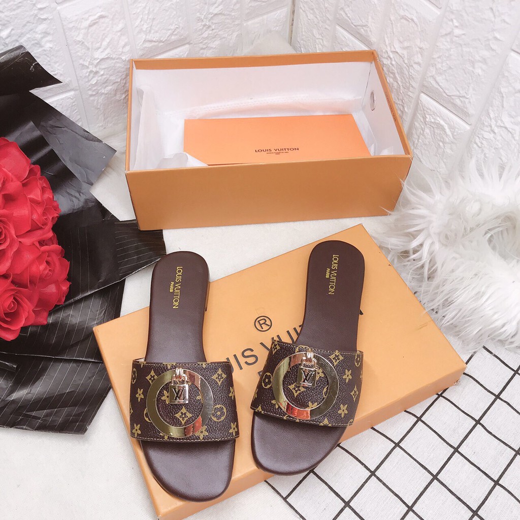 Dép lê quai ngang họa tiết nâu khuy tròn