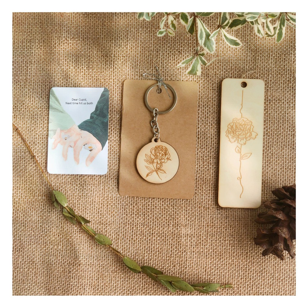 Móc khóa và bookmark gỗ khắc hình hoa mẫu đơn