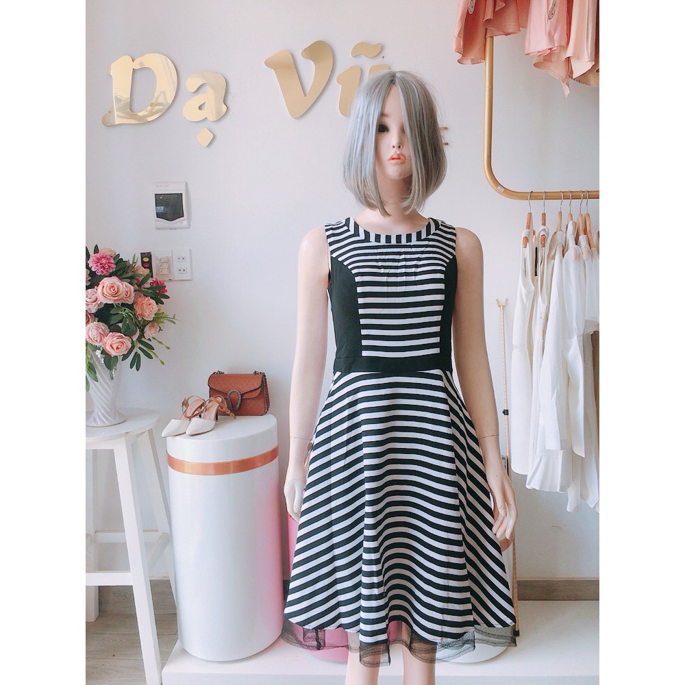 VÁY XÒE SỌC TRẮNG ĐEN DÁNG DÀI FOM ÔM EO SIÊU XINH