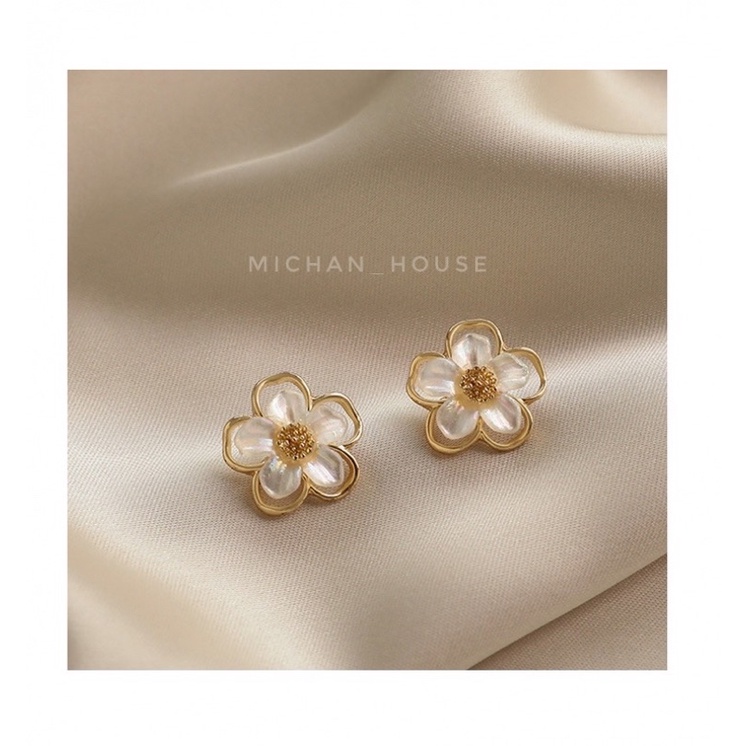 Bông tai hình hoa trắng xinh xắn