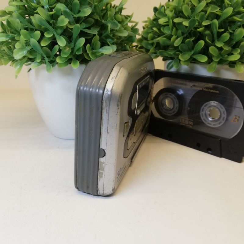 Máy nghe nhạc băng tape cassette Sony Walkman WM-FX493 có radio màn hình dùng 2 pin aa tiện lợi