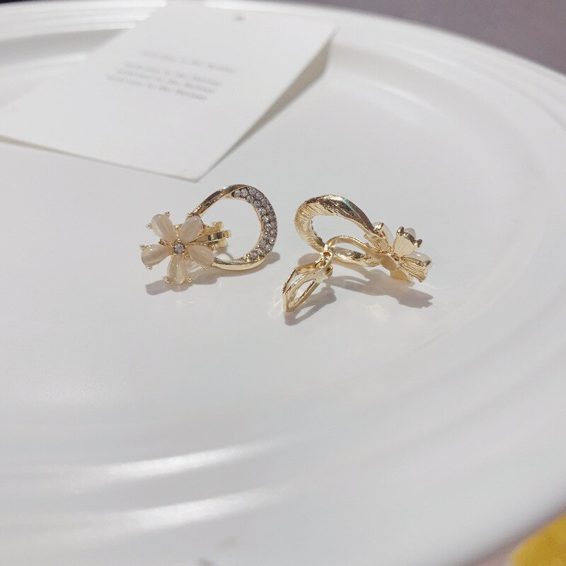 Khuyên Tai Kẹp Không Cần Xỏ Lỗ Hình Hoa Lá Dễ Thương Đơn Giản CE1101