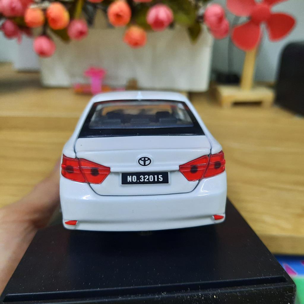 Xe mô hình ô tô đồ chơi trẻ em xe toyota camry tỉ lệ 1:32 xe bằng kim loại có âm thanh và đèn