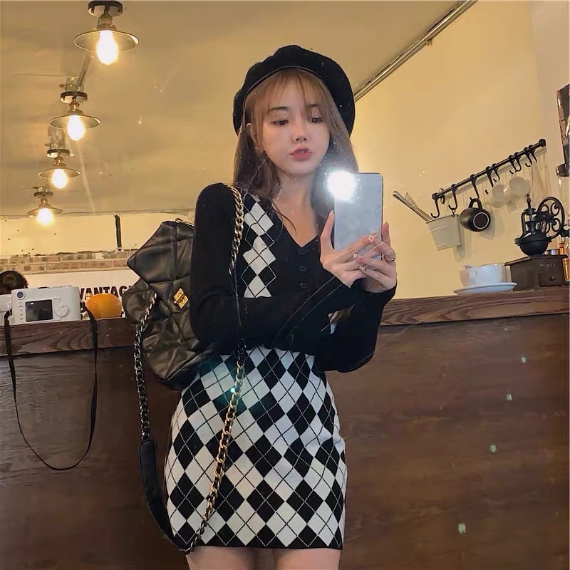 Set len quá trám hai món áo crop trắng dài tay lai bèo quả trám kèm chân váy len chữ A