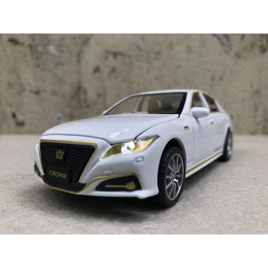 Mô hình xe ô tô TOYOTA CRONW 2021 - 1:32