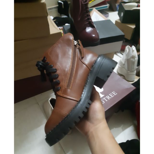 Giày bốt nâu khóa