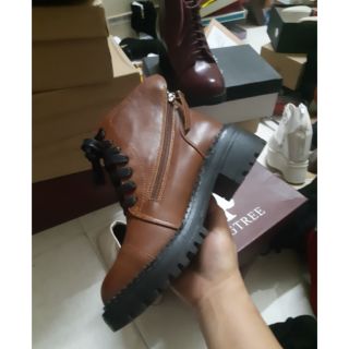 Giày bốt nâu khóa