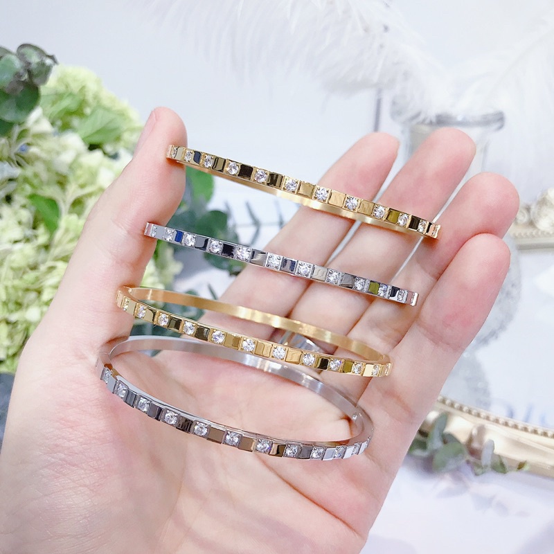 Vòng Tay Titan Đính Đá Lắc Tay Nữ Chất Liệu Titan Không Rỉ Set Bền Đẹp Theo Thời Gian