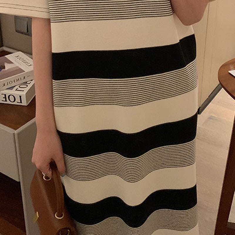 Đầm IELGY mỏng dáng rộng xẻ tà hoạ tiết kẻ sọc cổ điển cho nữ