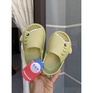 ( Sale lẻ size) Sục cá mập chống trơn trượt cho bé (o)