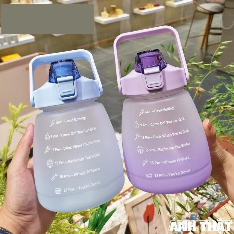 Bình Nước Lùn 1200ml Có Vạch Báo Giờ Uống Nước Kèm Dây Và Sticker