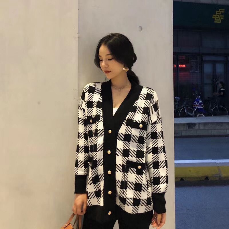 Áo cardigan kẻ caro đen trắng dáng dài trùm mông cực sang chảnh | BigBuy360 - bigbuy360.vn