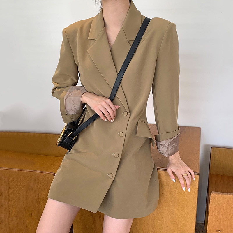 Blazer cài lệch phong cách Hàn Quốc