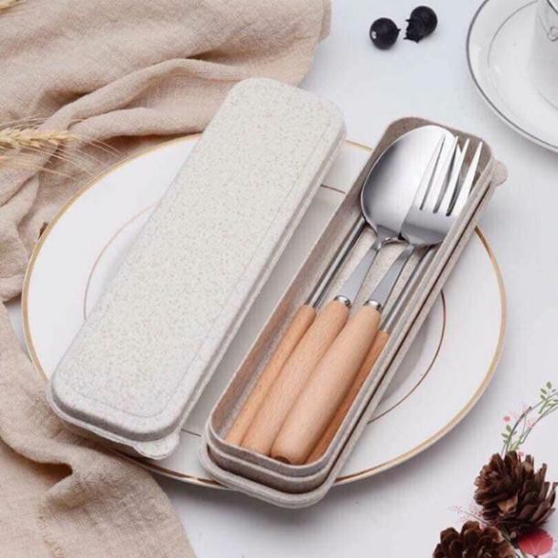 Bộ Thìa Dĩa Đũa Inox Cán Gỗ Kèm Hộp Đựng Lúa Mạch Nhỏ Xinh Tiện Lợi