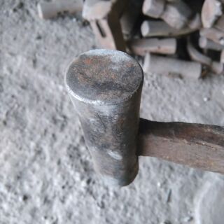Búa đóng đinh nhật bãi