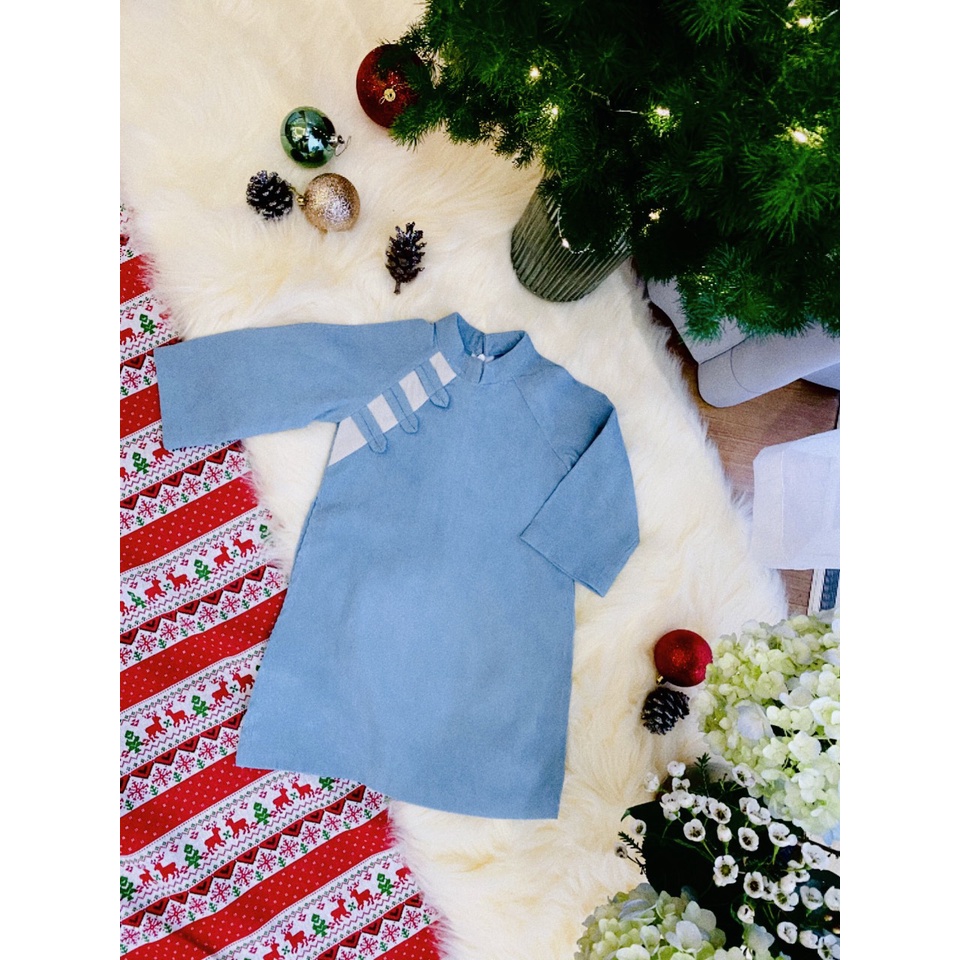 Áo dài dành cho bé trai chất liệu nhung tăm, mặc với quần jeans thì sang choảnh vô cùng
