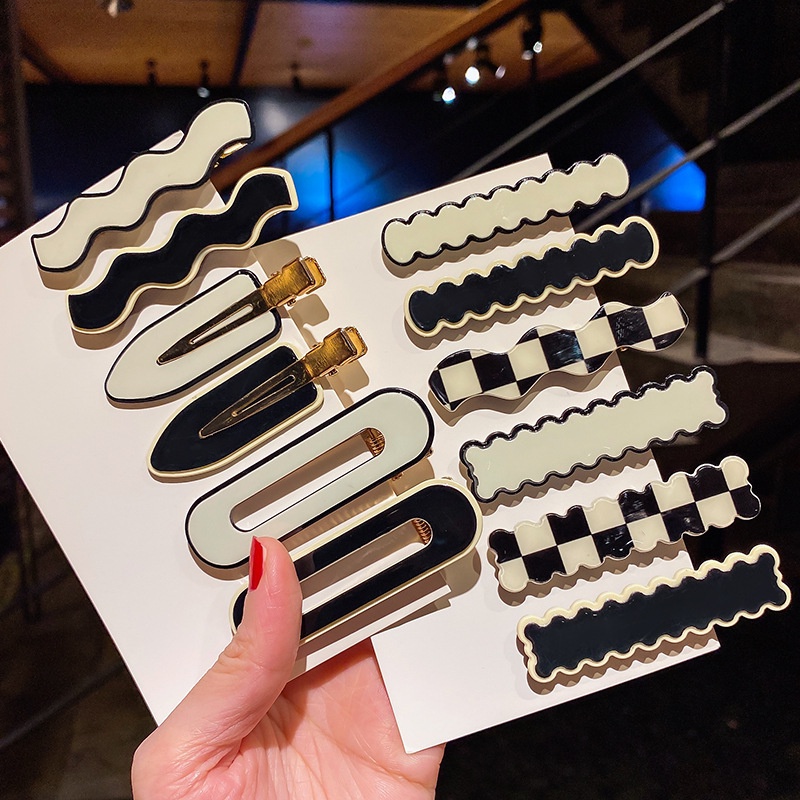 Kẹp tóc acrylic họa tiết hình học trắng/ đen phong cách Hàn Quốc cho nữ