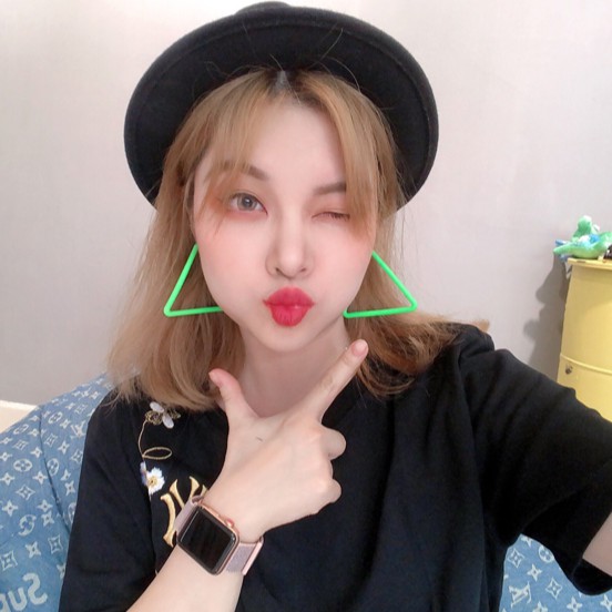 Khuyên Tai Hình Tròn Lớn Màu Sắc Dạ Quang Phong Cách Âu Mỹ Phổ Biến Dành Cho Bạn Gái