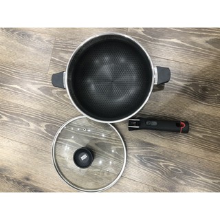 Chảo sâu lòng bếp từ cán rời cào không xước T&K Blackcube Size 28/24, chống dính chịu, chịu cào sước.