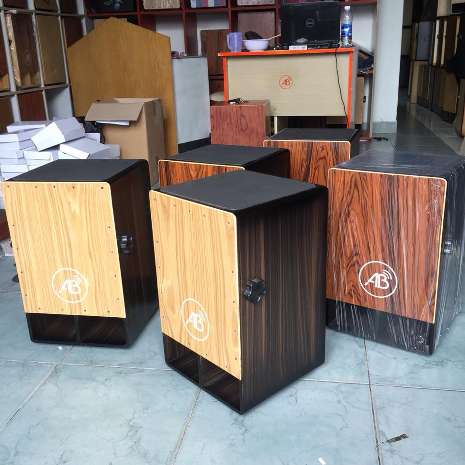 Trống cajon AB-D8 cao cấp có lắp EQ tặng kèm bao cajon cao cấp 3 lớp và dây line kết nối