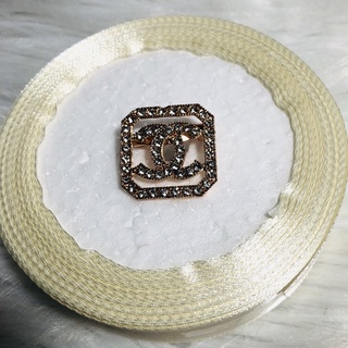 Cài áo logo đính đá. KT 2,3 x 2,3cm