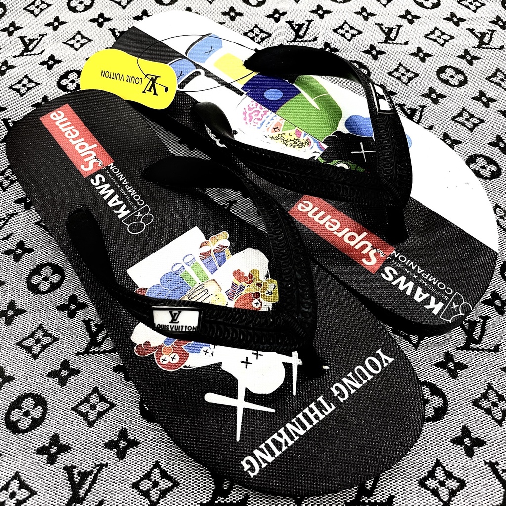 Dép Kaws x Supreme xỏ ngón nam thời trang siêu hot mẫu mới 2022. Sẵn 2 màu lựa chọn dép đế xịn chống trơn trượt