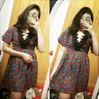 Đầm hoa cổ V phối ren