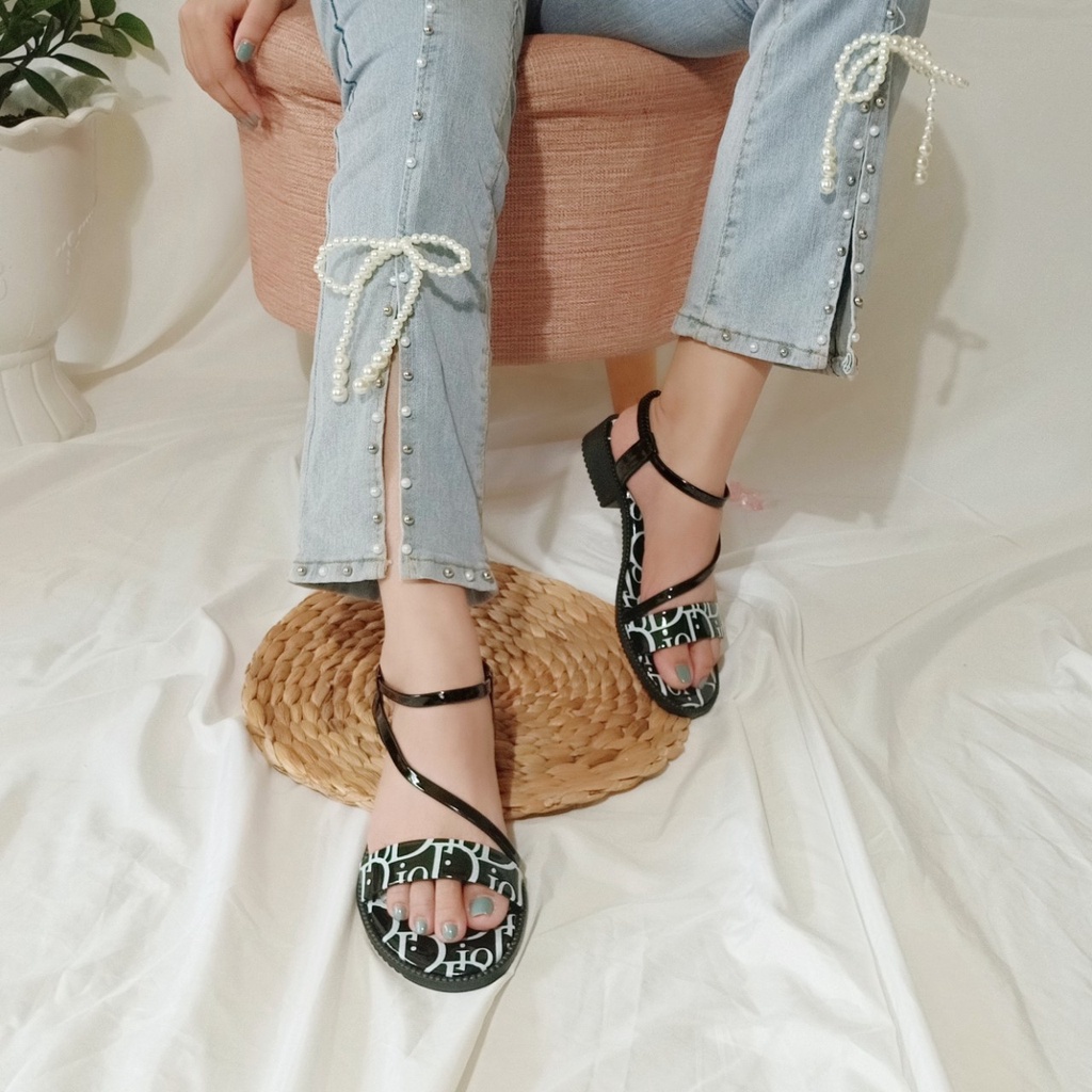 Giày sandal nữ đi học quai chéo in chữ sành điệu đế PU 2cm-tb16