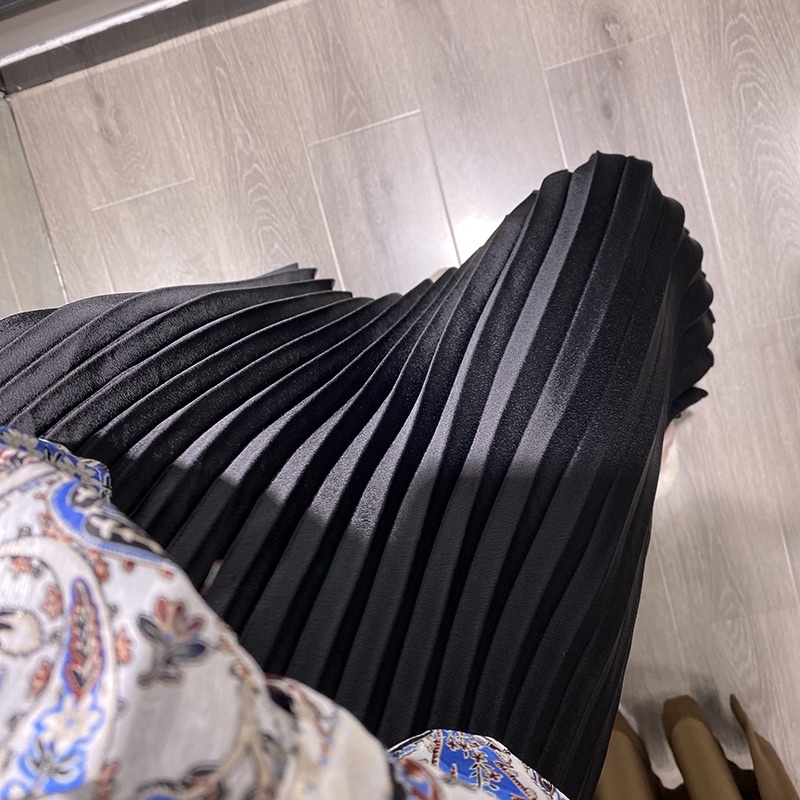 Chân váy midi Julia Studio màu đen, form vừa cho các cô nàng chân ngắn | BigBuy360 - bigbuy360.vn