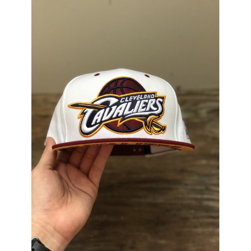 Nón snapback trắng