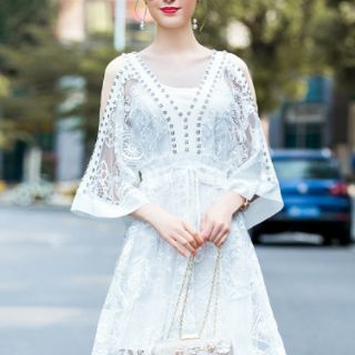 Đầm ren khoét vai