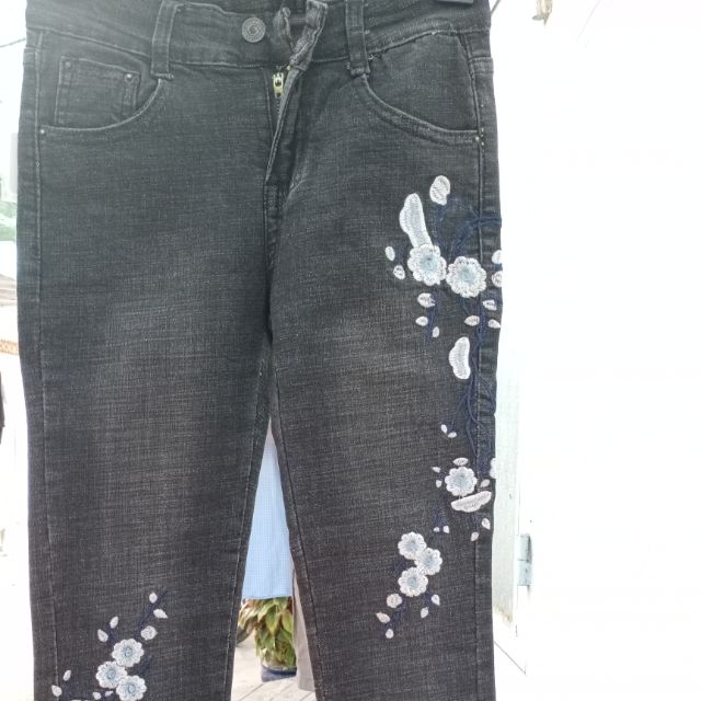 Quần jeans hoa thêu