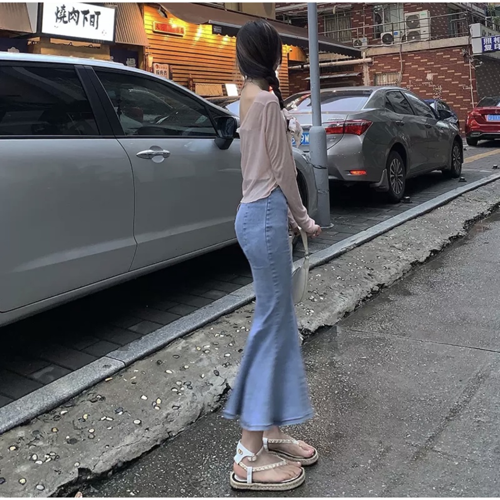 Chân váy denim đuôi cá màu đen lưng cao bó hông thu đông 2021