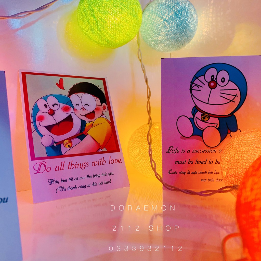 1 Tấm bìa ảnh Doraemon trang trí tường, decor, chụp ảnh kích thước 9x12cm Flashcard trích dẫn ýnghĩa song ngữ Anh - Việt