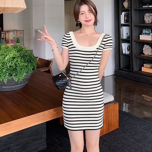 【ZHELIHANGFEI】Đầm Dệt Kim Ngắn Tay Cổ Vuông Họa Tiết Kẻ Sọc Phong Cách Quyến Rũ