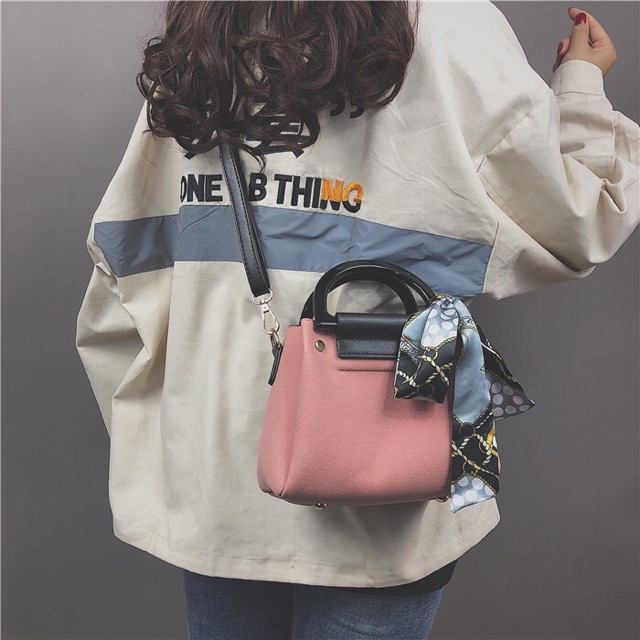 Khăn quấn quai túi xách.