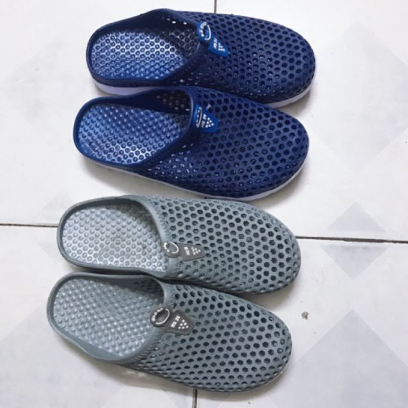 Sục nhựa lỗ dẻo mềm đi mưa cho cả nam và nữ màu xanh than và màu xám