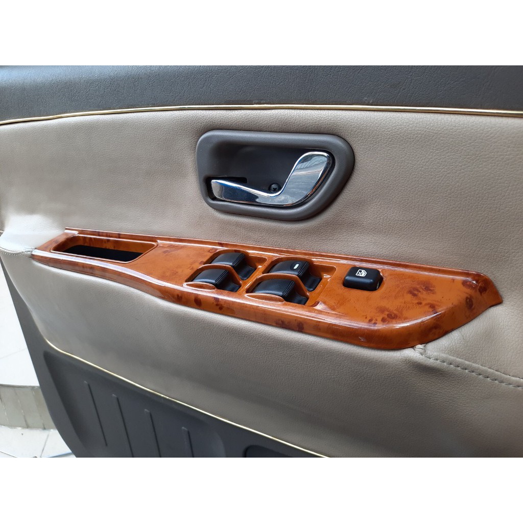 Tay mở cửa trong  Mitsubishi Jolie