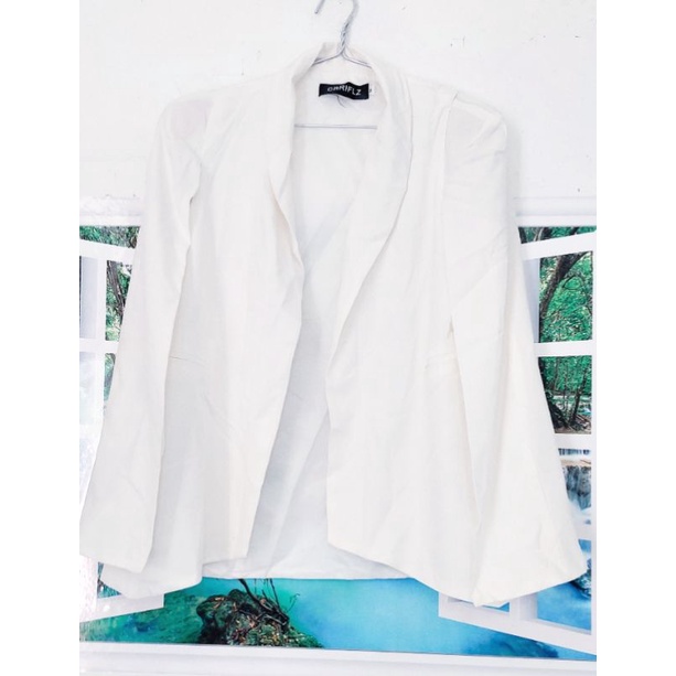 Áo khoác si màu trắng, vải ka tê.Chất vải mịn, xịn. size M. Với style giấu tay cho vẻ đẹp quý phái