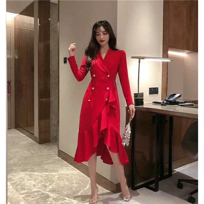 VÁY ĐUÔI CÁ MÀU ĐỎ SANG CHẢNH DÁNG XÒE TAY DÀI KẾT HỢP VỚI CỔ ĐẮP CHÉO