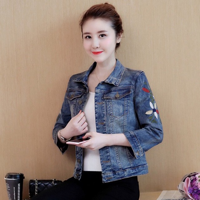 Áo khoác jean thêu hoa cài khoen tặng phụ kiện